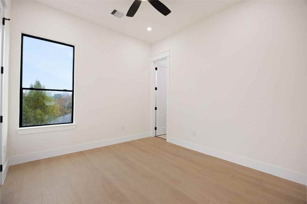 6328 Sidney St - Photo 7 of 21