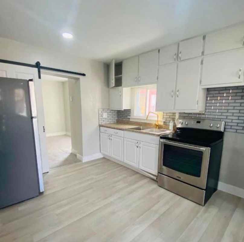 329 N Hayes Ave - Photo 3 of 4