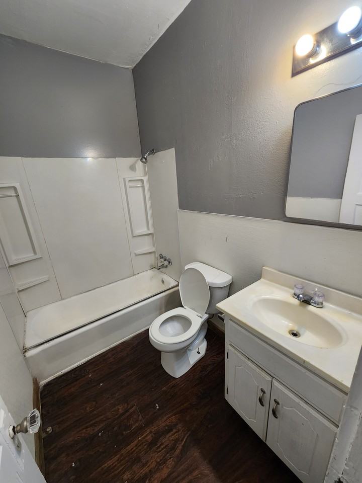 227 North Hope Avenue ***$100 Off 1St Months Rent Move In Special*** - Photo 4 of 7