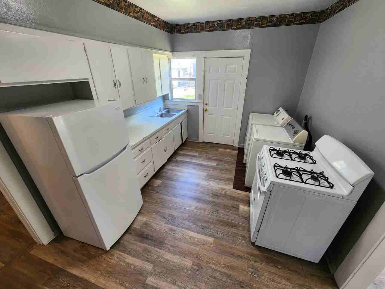 227 North Hope Avenue ***$100 Off 1St Months Rent Move In Special*** - Photo 3 of 7