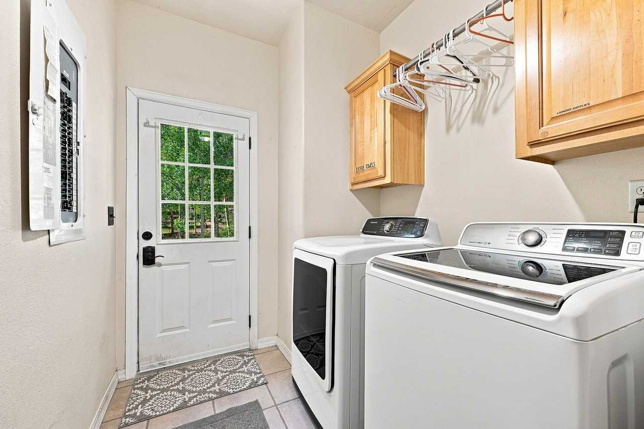 237 Tschaikovsky Rd Uppr - Photo 4 of 36