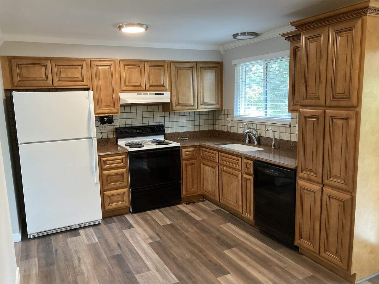 172 Olympus Cir - Photo 2 of 15