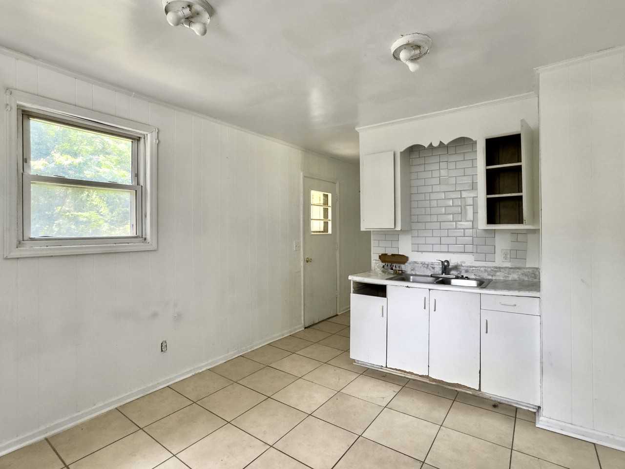 1137 Carter Rd - Photo 4 of 23