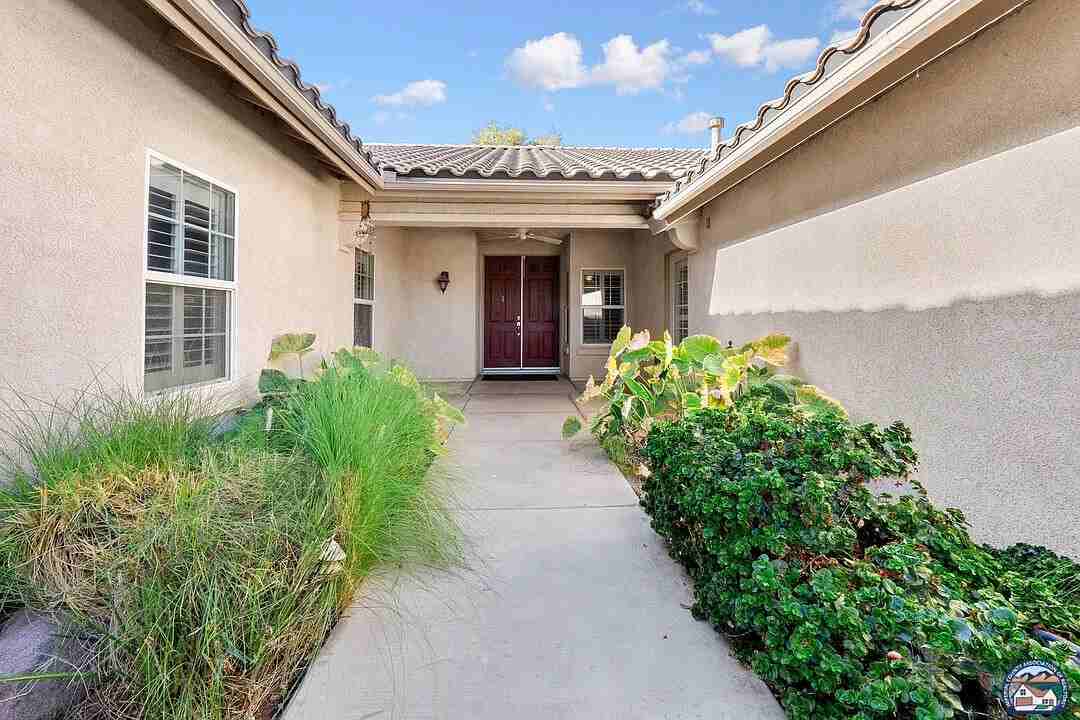 2751 Sandalwood Dr - Photo 2 of 20
