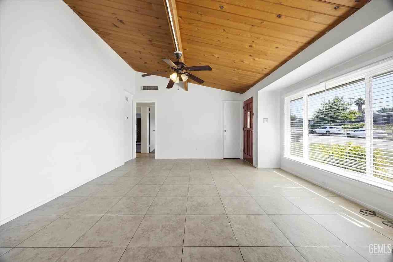 2712 Hollins St - Photo 4 of 20