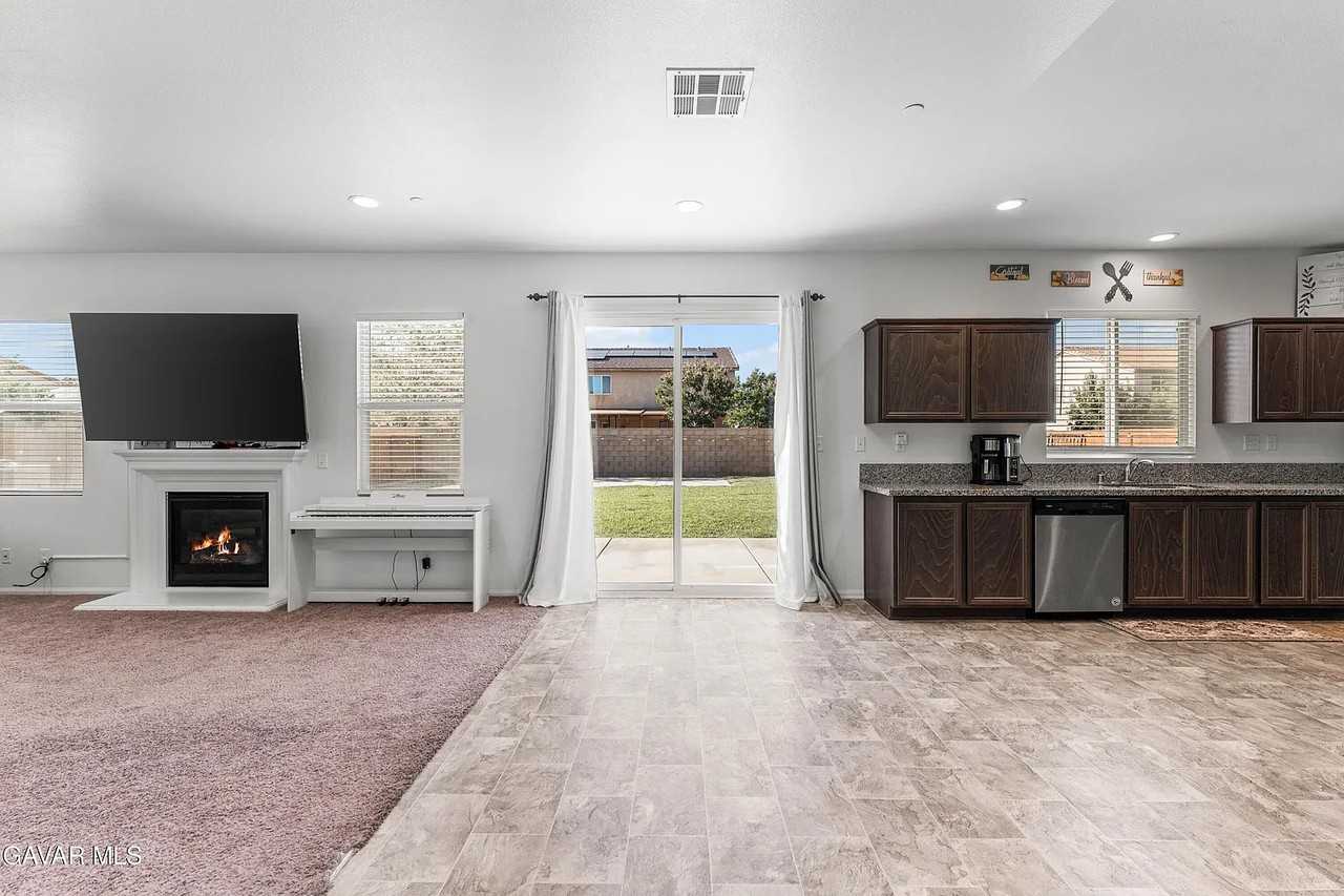 3230 Rodney St - Photo 4 of 20