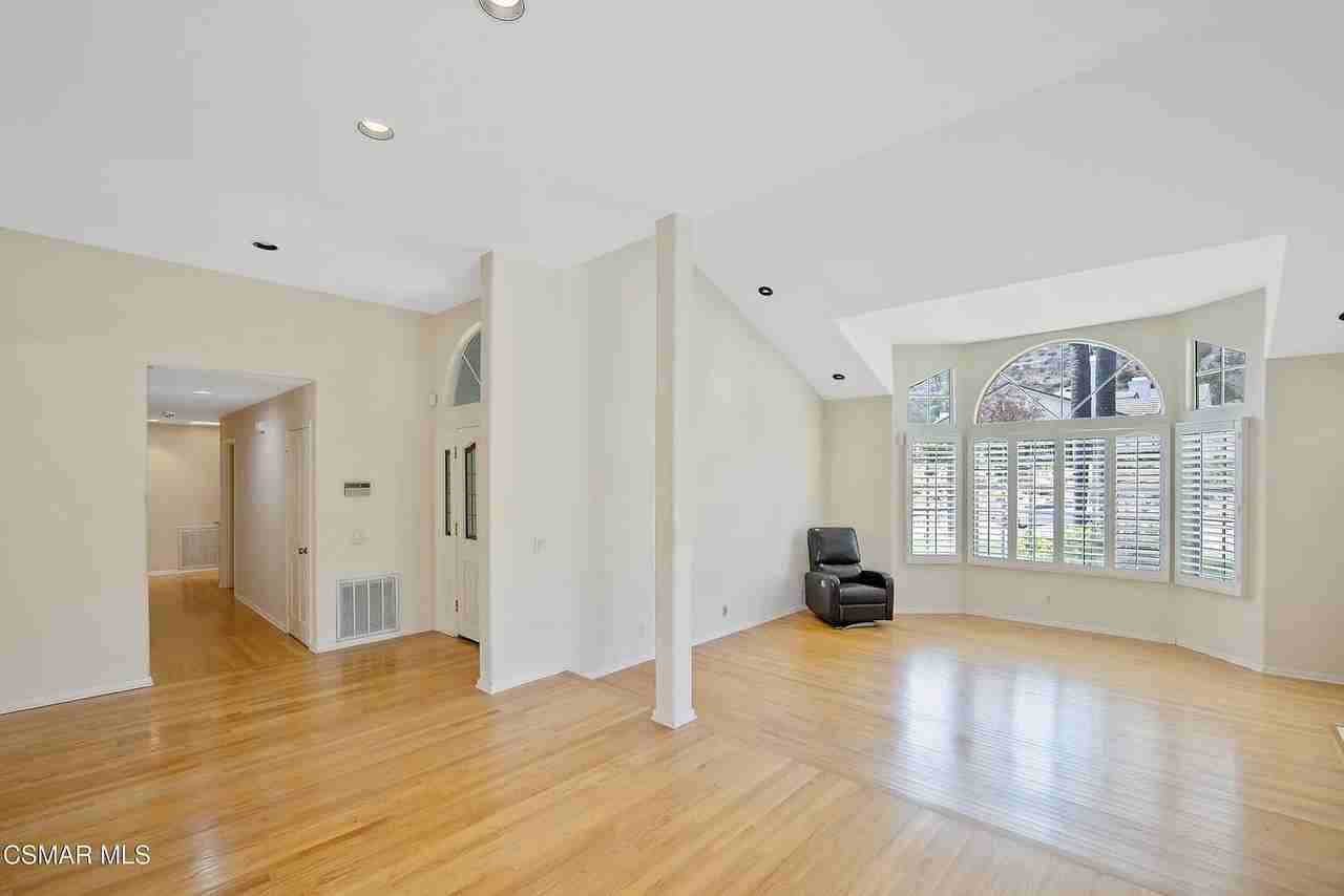 5490 Wembly Ave - Photo 6 of 20