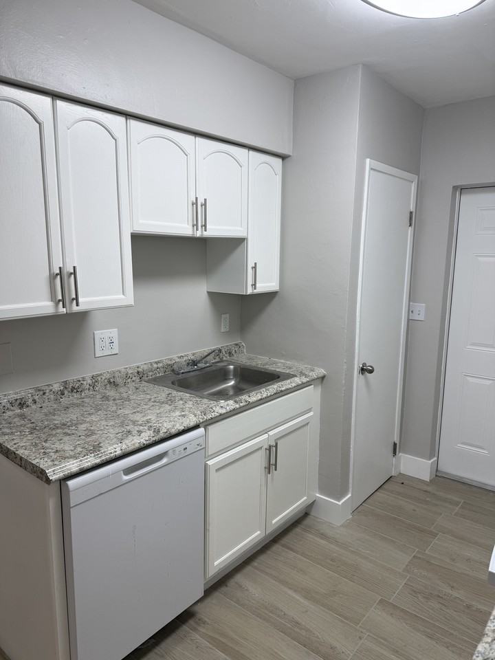 759 Ne 13th Ct #3 - Photo 5 of 8