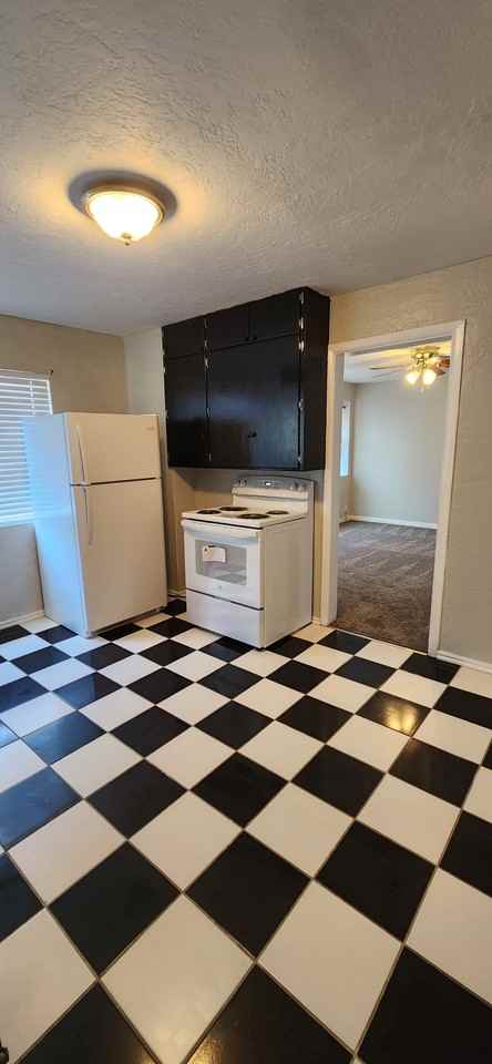 585 Southwest #UP - Photo 4 of 21