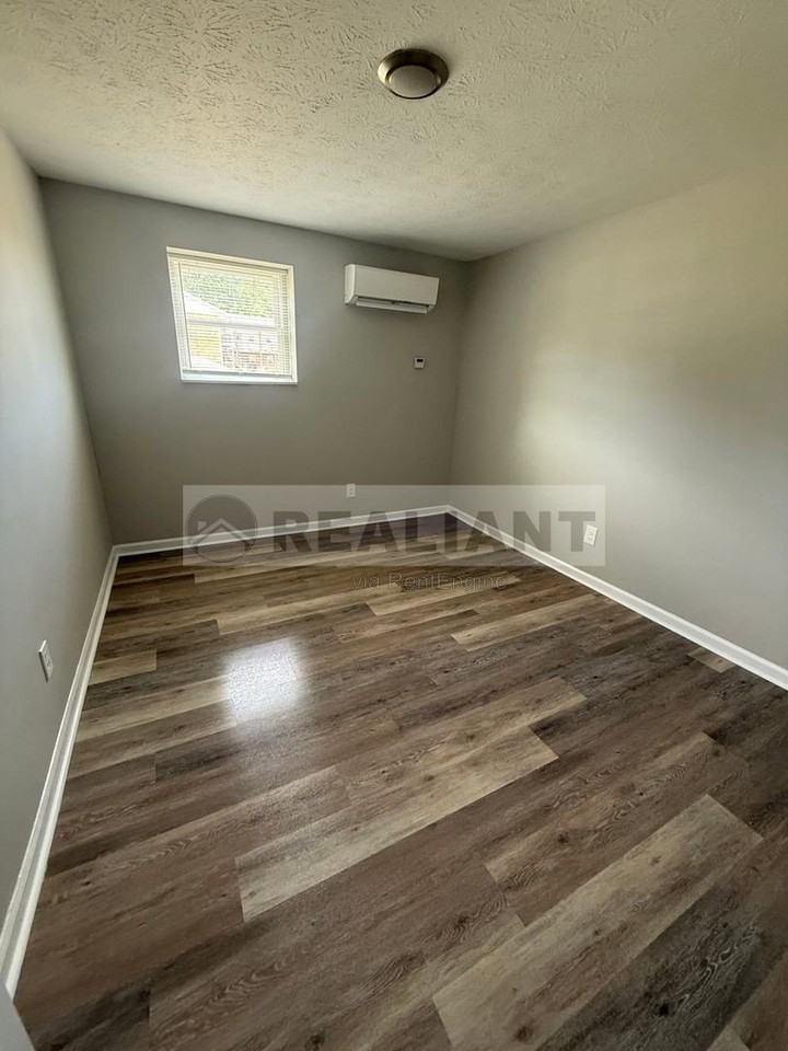 2066 Fairmont Ct #4 - Photo 3 of 6