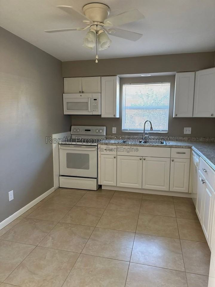 803 Se 24th Ave - Photo 2 of 21
