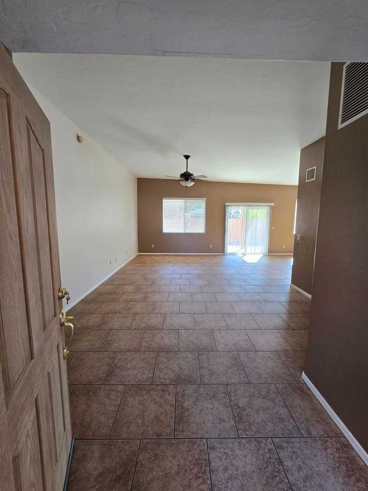 10352 N Fox Croft Ln - Photo 3 of 23