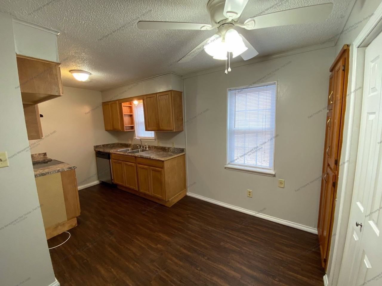 8409 S 35th Ter - Photo 4 of 12