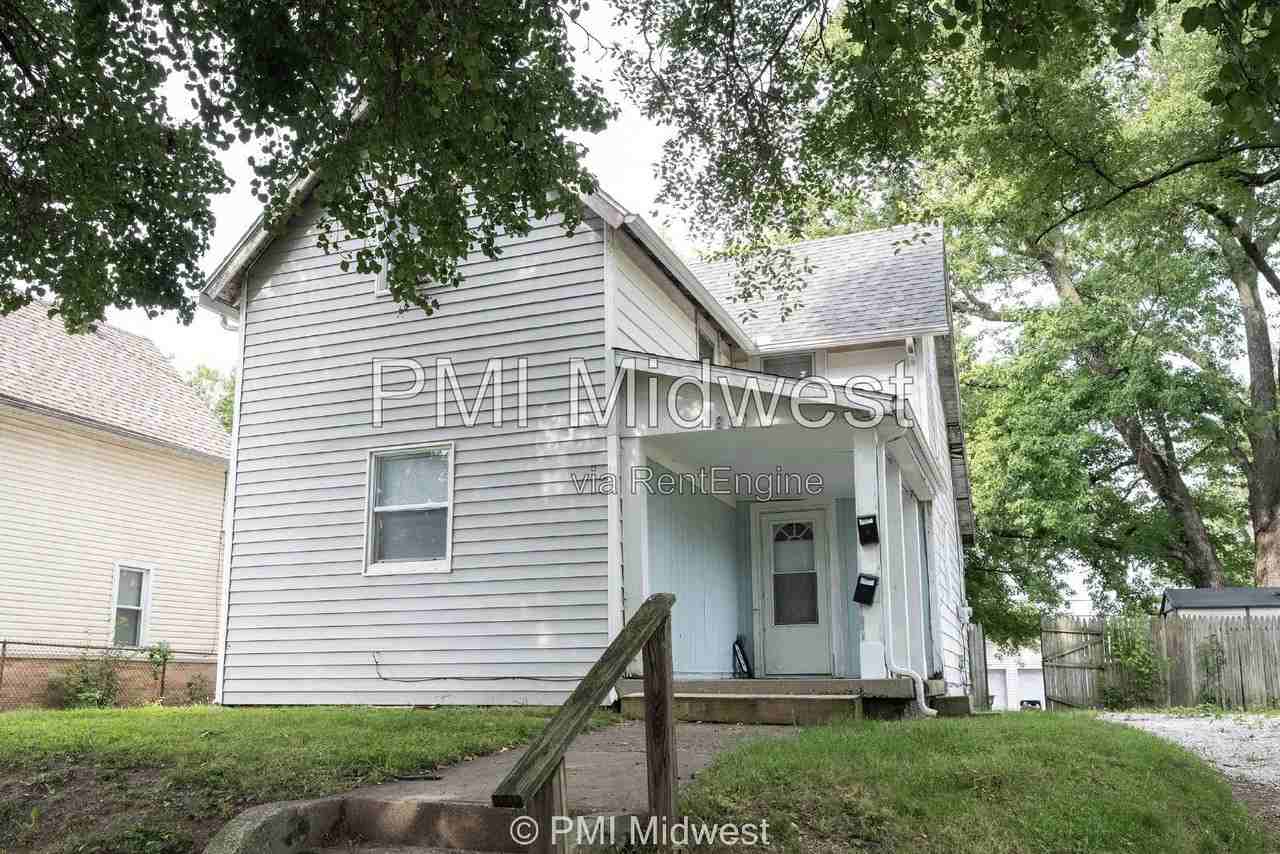 831 S Webster St - Photo 2 of 28