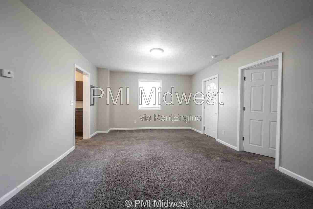 831 S Webster St - Photo 5 of 28