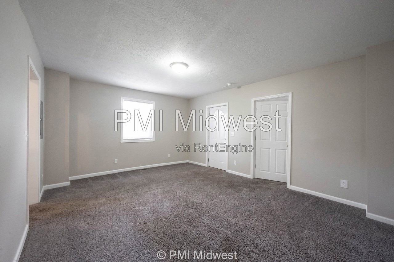 831 S Webster St - Photo 6 of 28