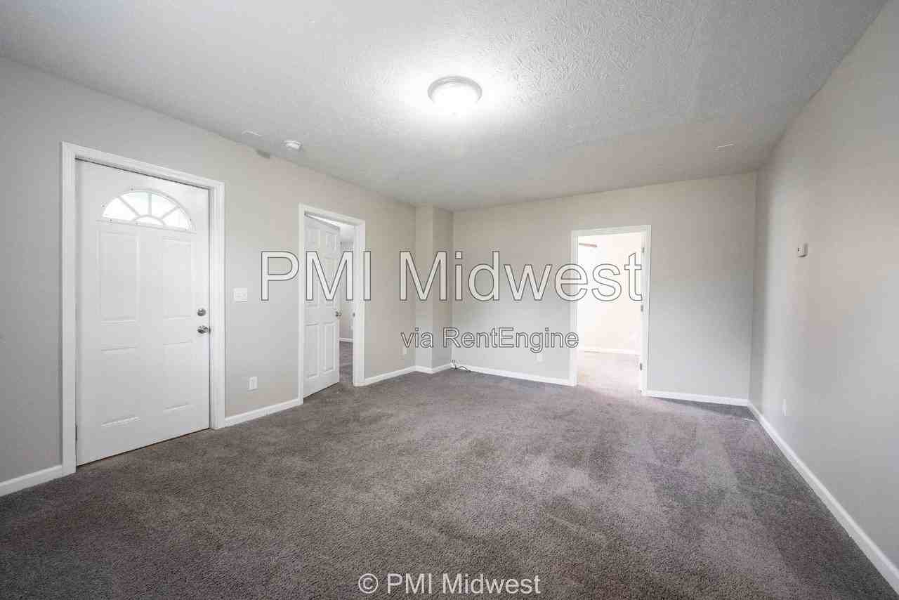 831 S Webster St - Photo 7 of 28