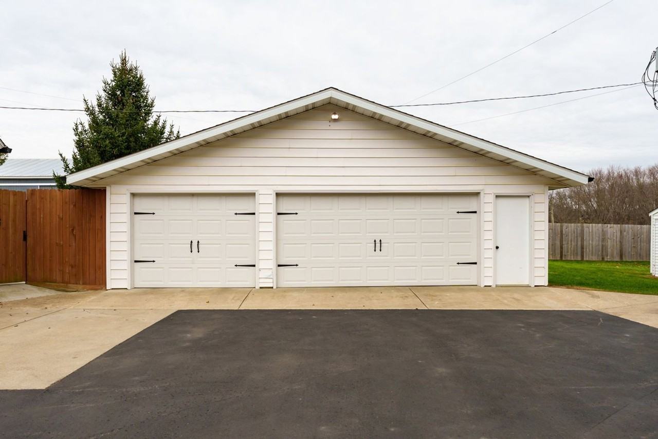 1006 Schuring Rd - Photo 6 of 44