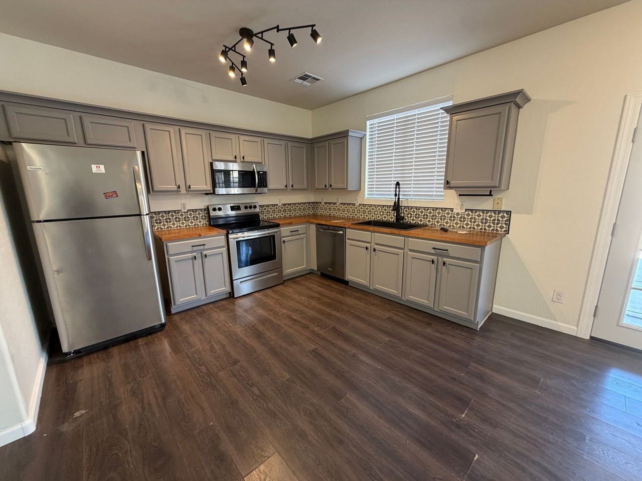 16238 W Miami St - Photo 3 of 17