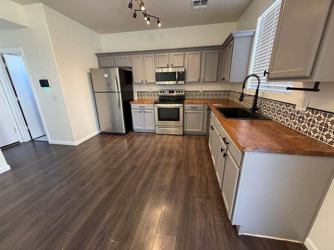 16238 W Miami St - Photo 4 of 17