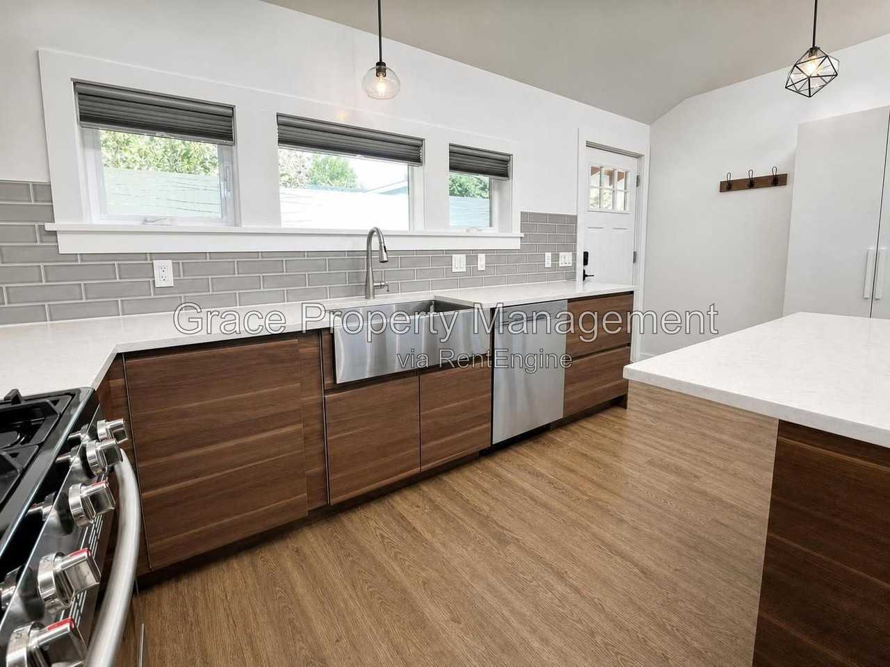 4472 Newton St - Photo 5 of 18