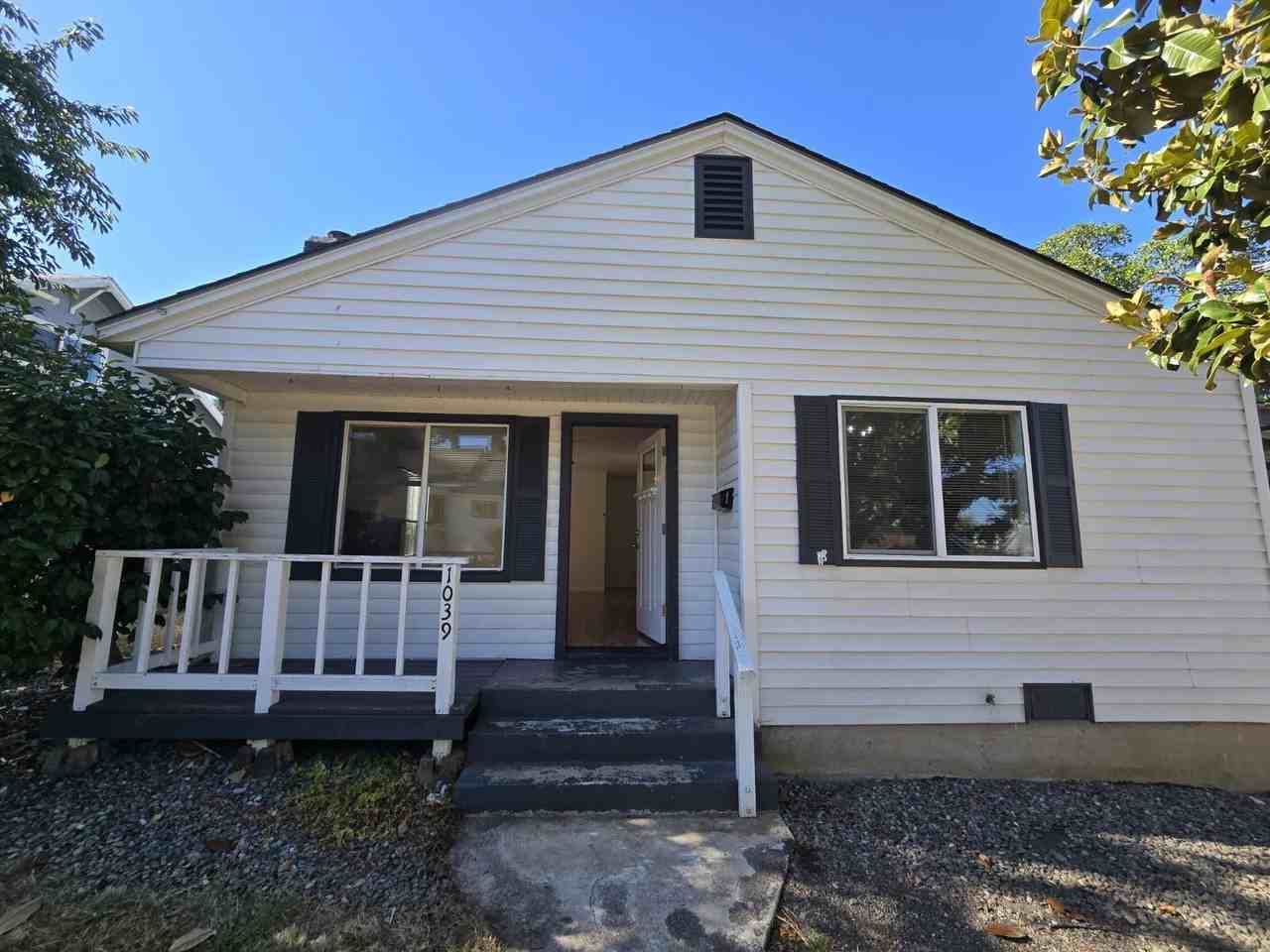 1039 Se Roberts Ave - Photo 2 of 18