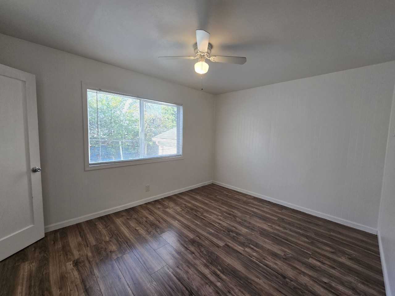 1039 Se Roberts Ave - Photo 5 of 18