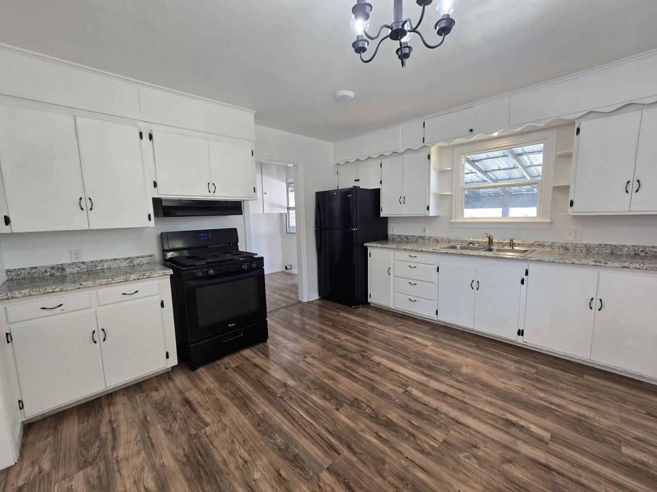 1039 Se Roberts Ave - Photo 6 of 18