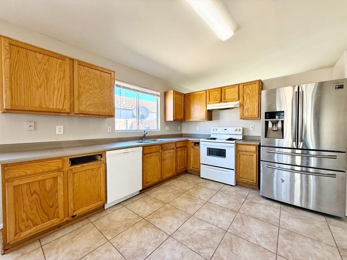 8222 W Pima St - Photo 7 of 38