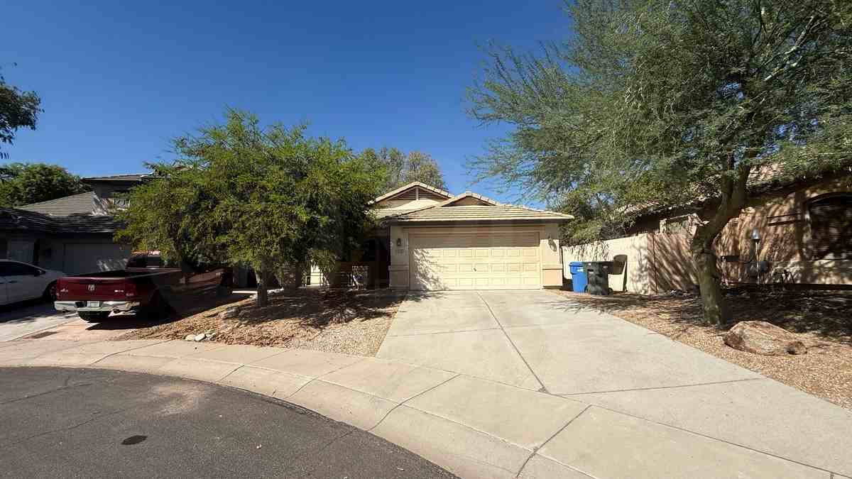 2222 W Mark Ln - Photo 5 of 24