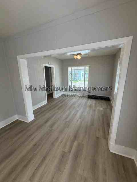 205 Mcintyre St - Photo 4 of 12