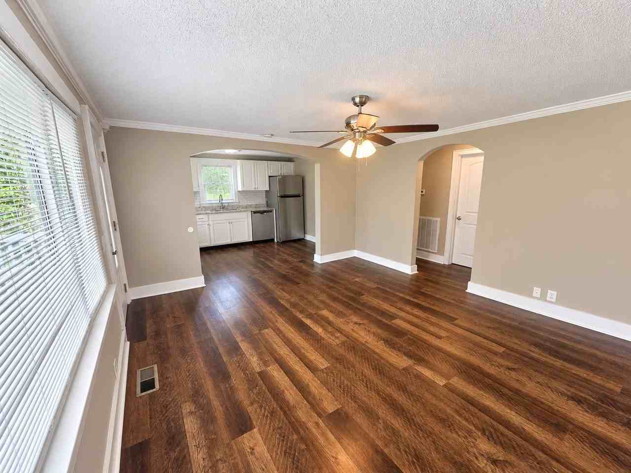 403 Warren St - Photo 4 of 13