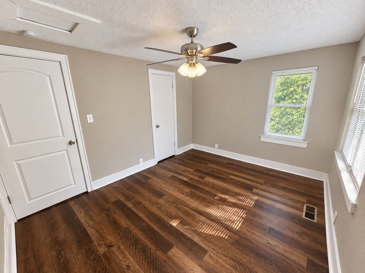 403 Warren St - Photo 5 of 13