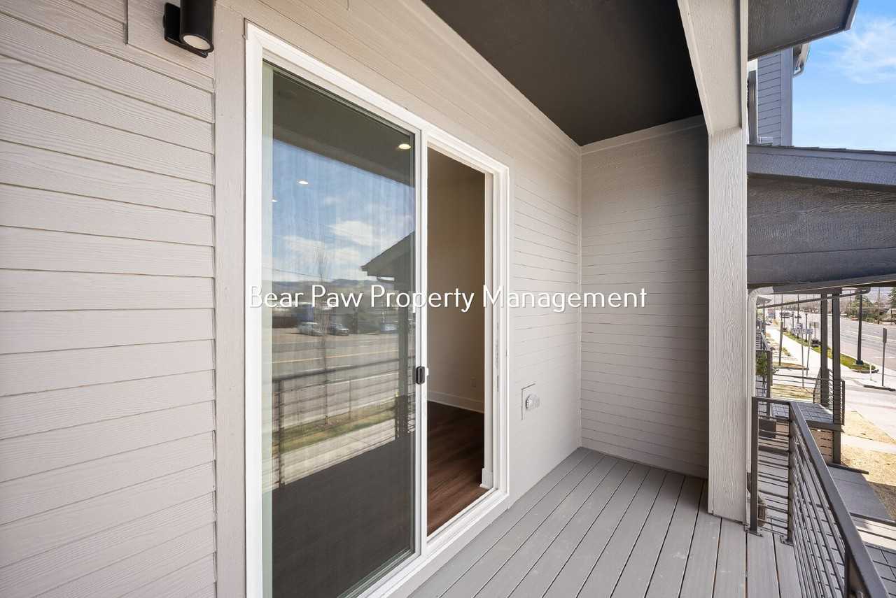 5112 Ward Rd - Photo 4 of 36