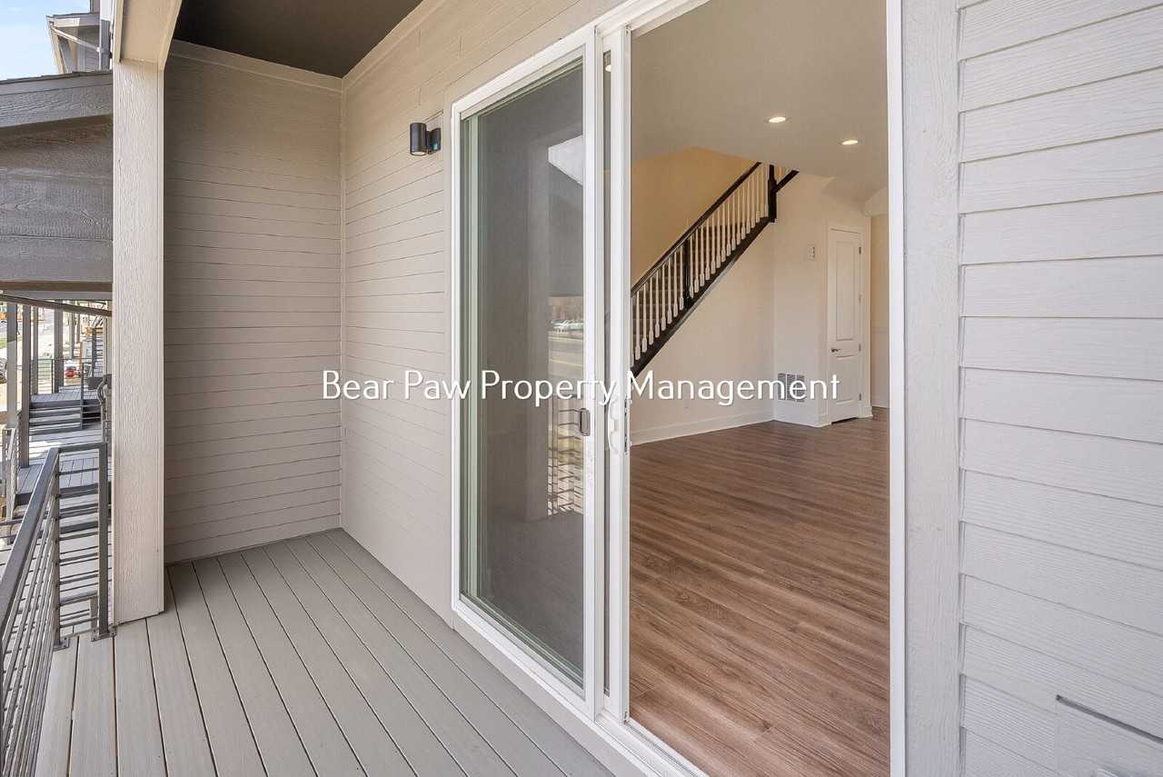 5112 Ward Rd - Photo 5 of 36