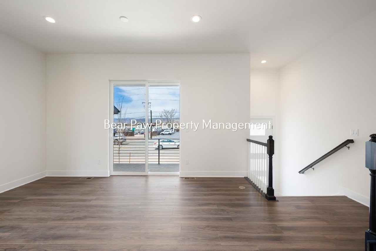 5112 Ward Rd - Photo 6 of 36
