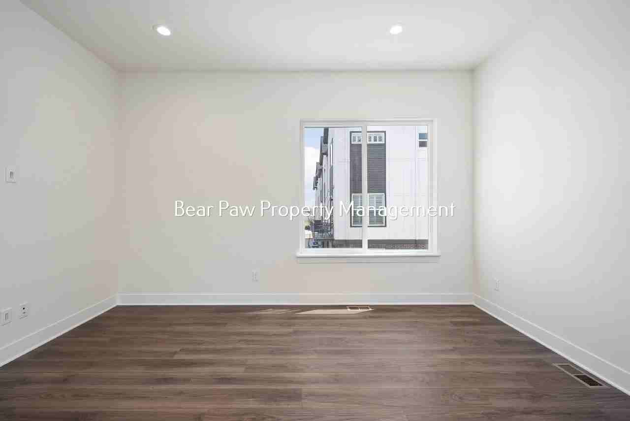 5112 Ward Rd - Photo 7 of 36