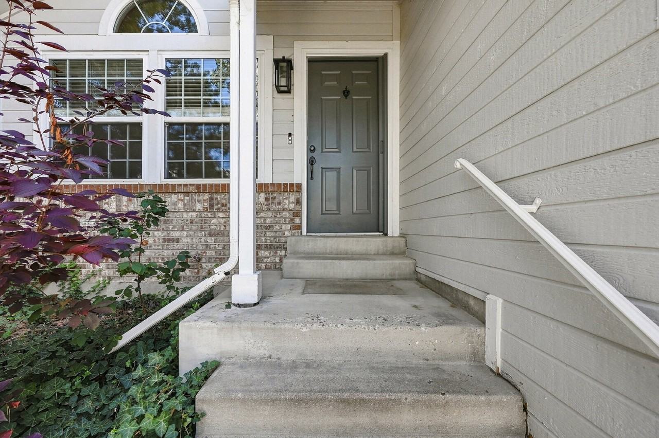 982 Thames St - Photo 2 of 43