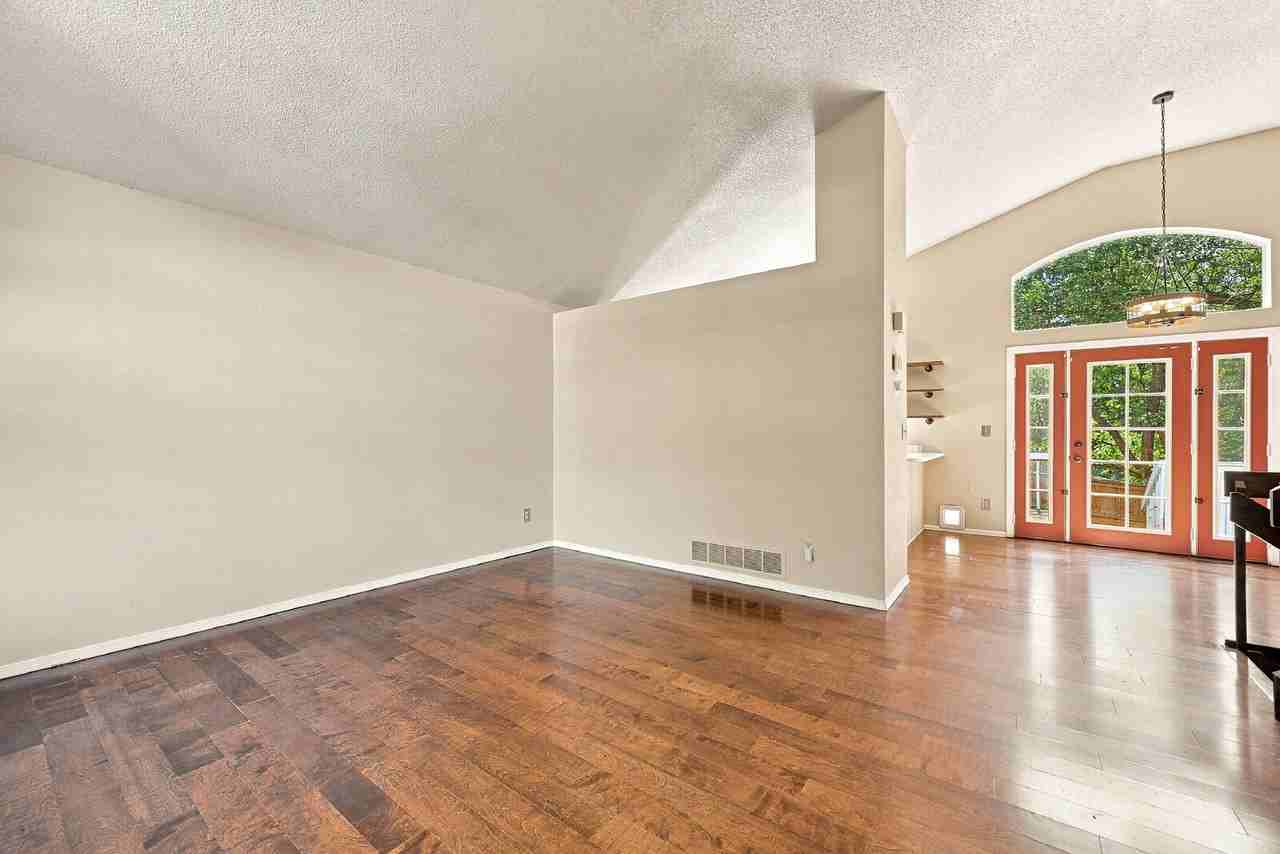 982 Thames St - Photo 3 of 43