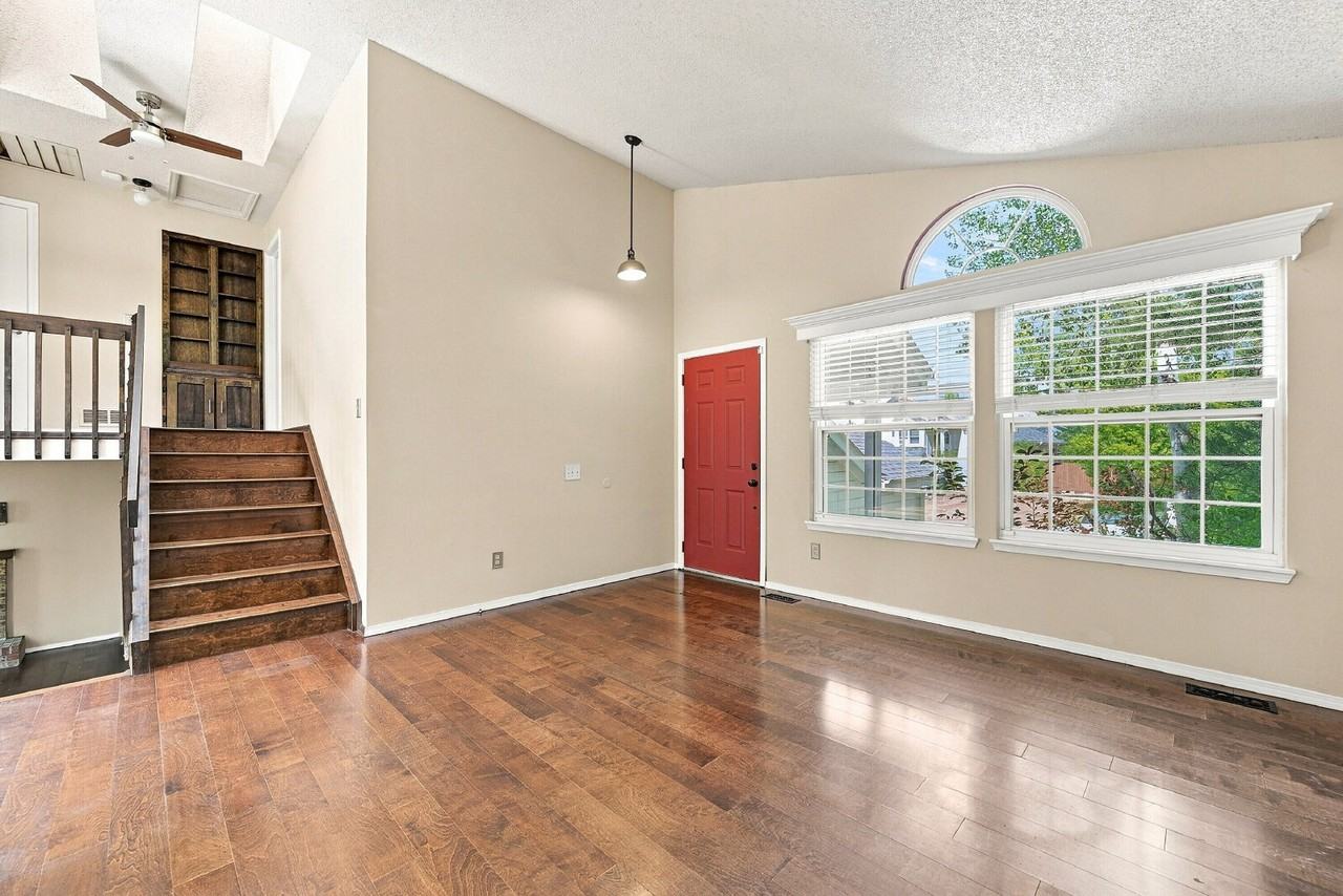 982 Thames St - Photo 4 of 43