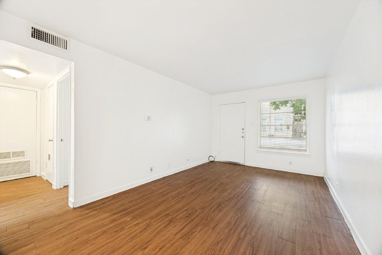 523 S Travis St #1 - Photo 3 of 12