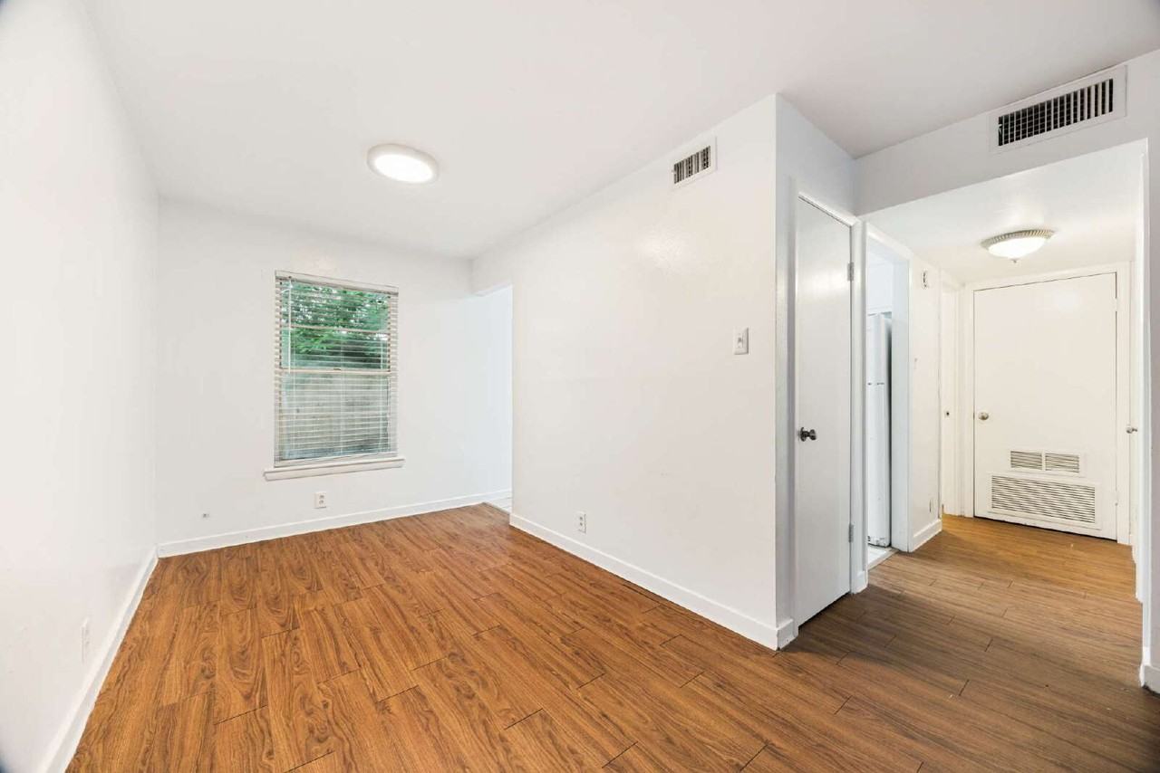 523 S Travis St #1 - Photo 4 of 12