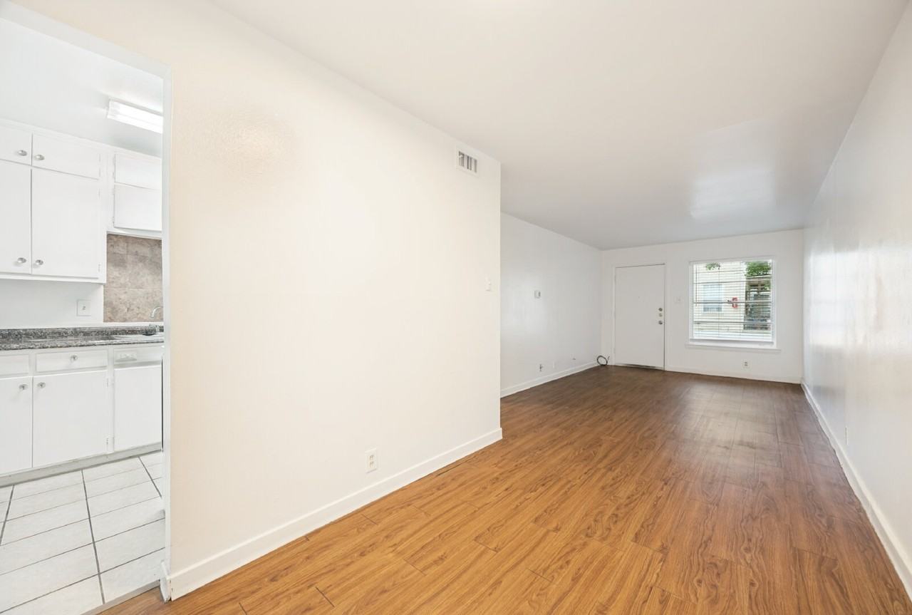 523 S Travis St #1 - Photo 5 of 12
