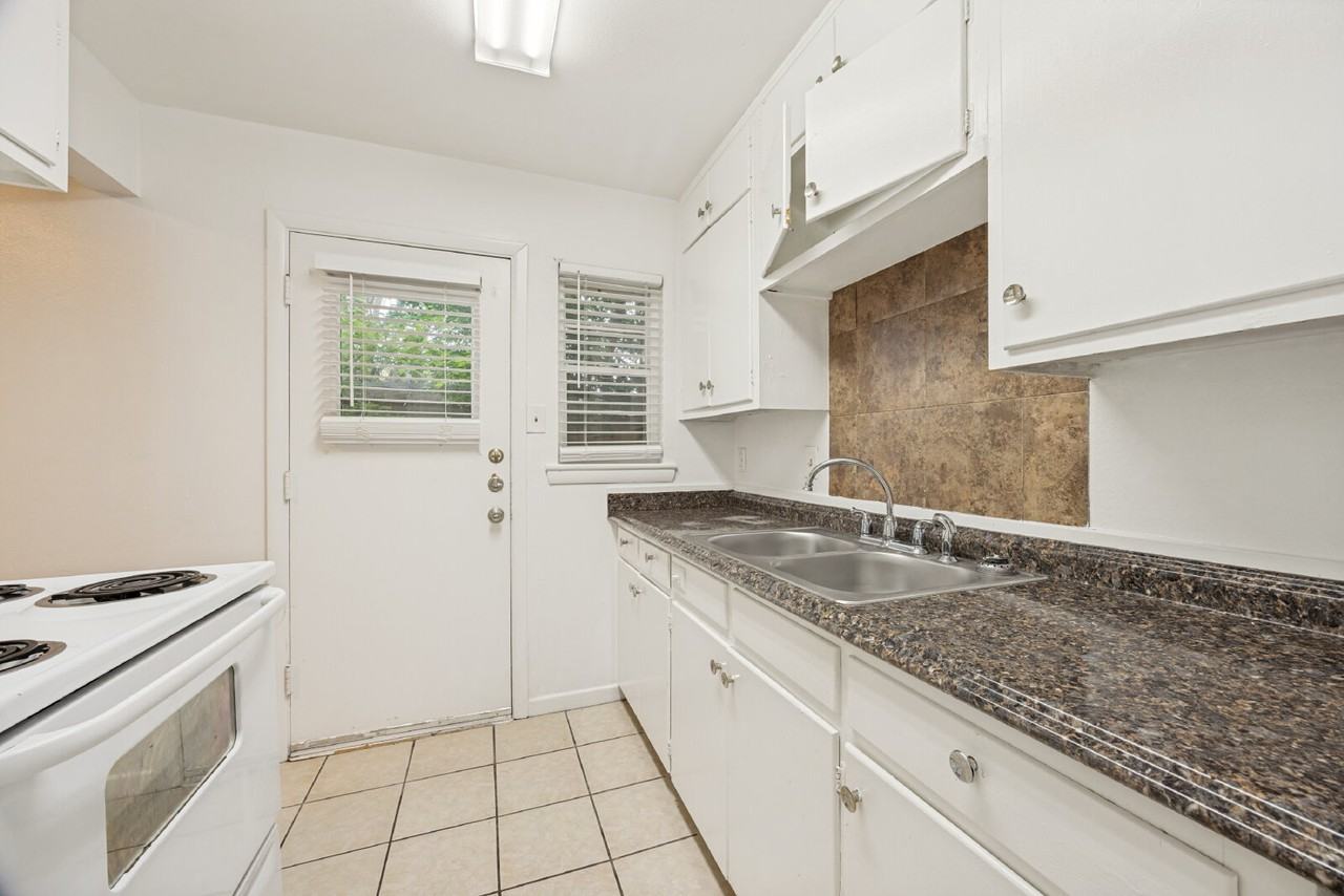 523 S Travis St #1 - Photo 7 of 12