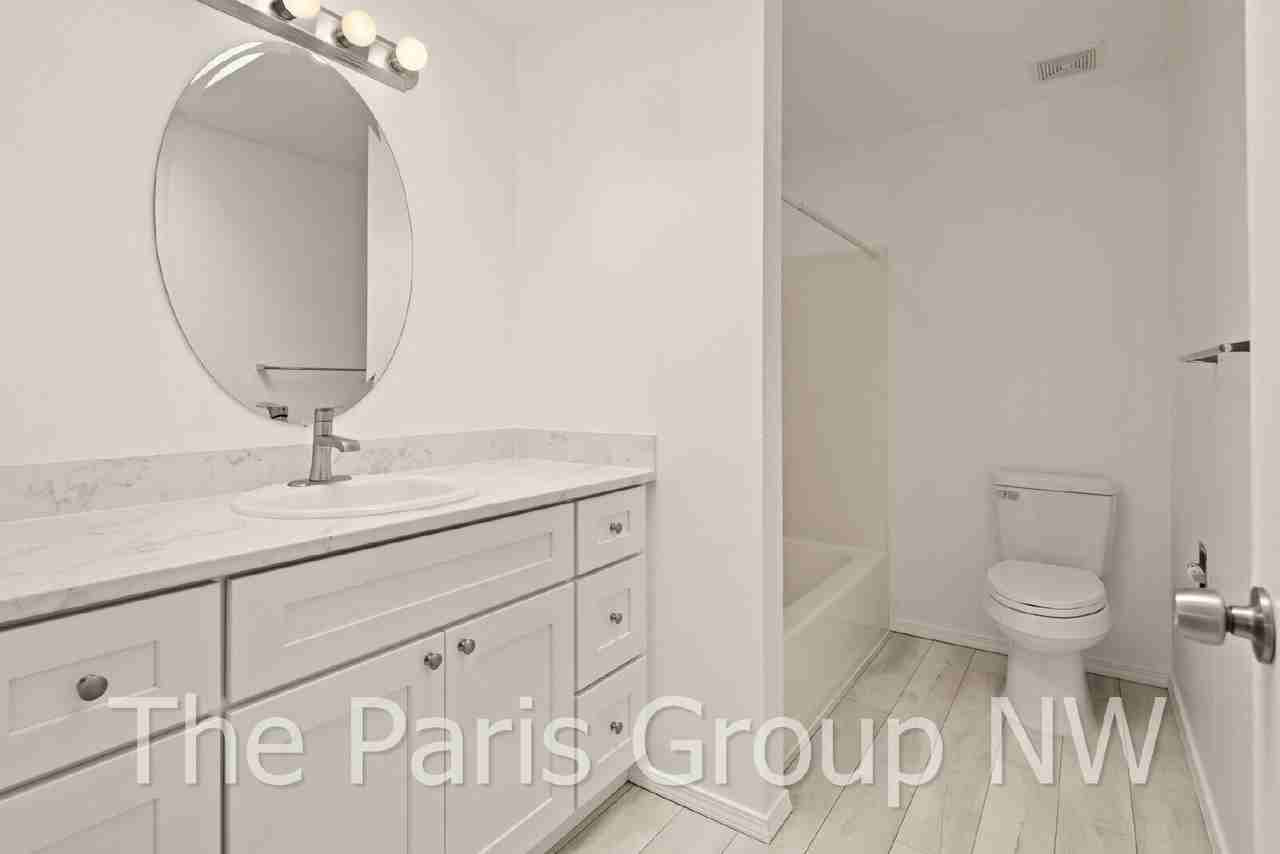 1313 Monroe Ave Ne - Photo 5 of 42