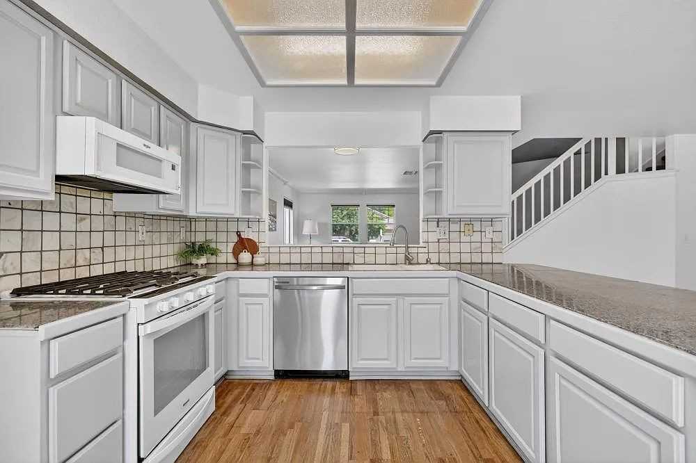 4040 Monte Verde Dr - Photo 3 of 22