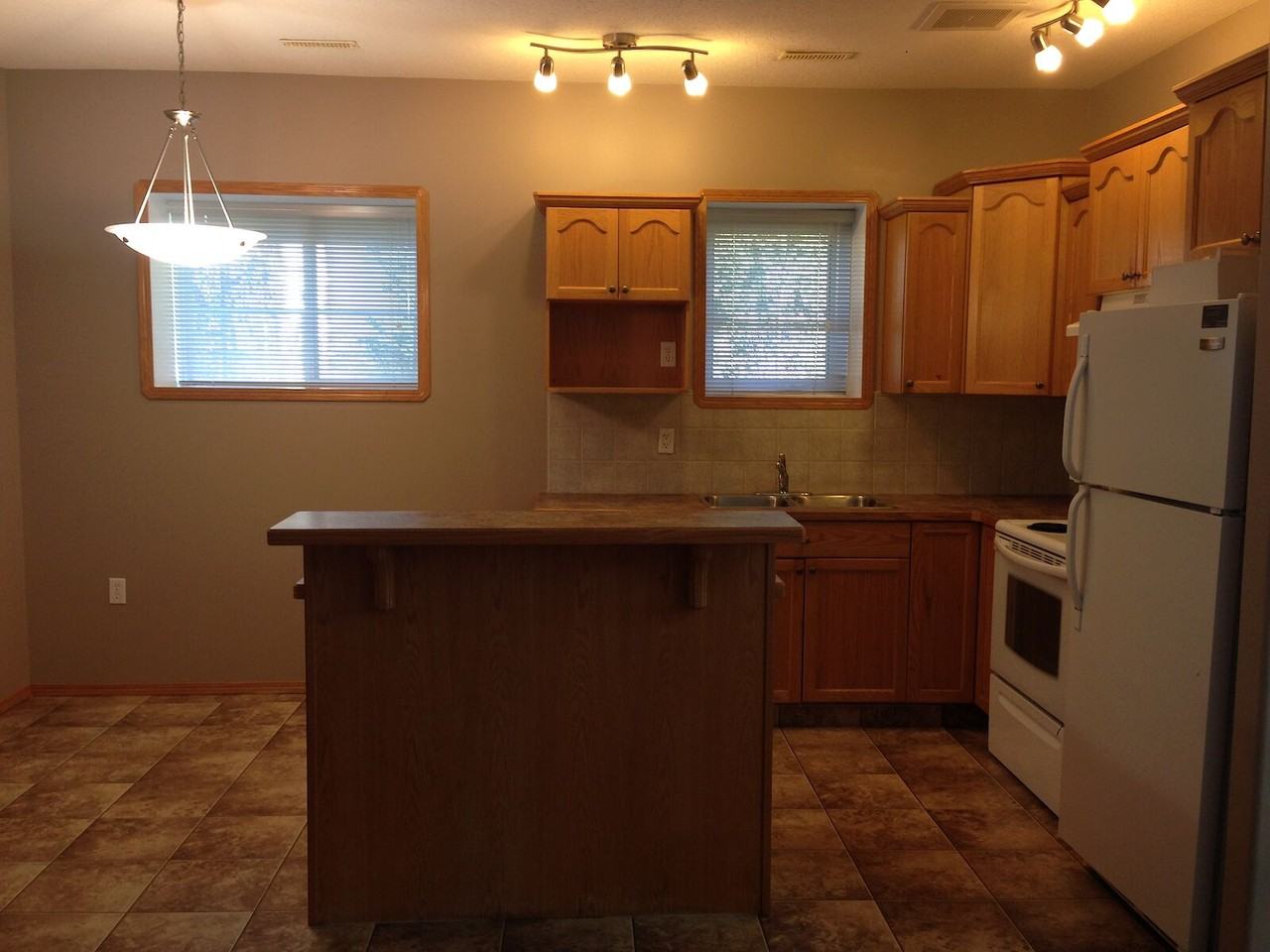 525B - 525b Maple Avenue Southeast - Photo 3 of 8