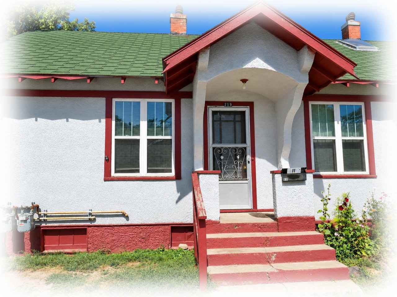219 E Callender St - Photo 4 of 50