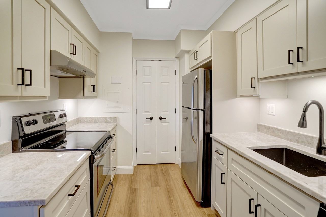 400 Madison St #806 - Photo 5 of 50