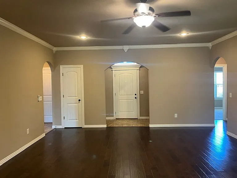 6102 S 38th St - Photo 2 of 21